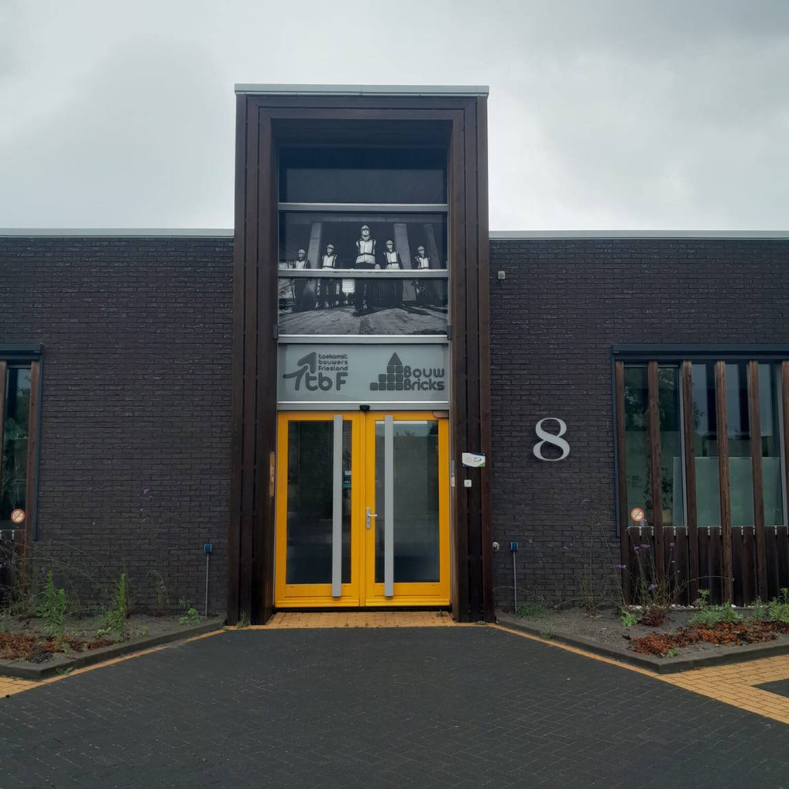 Pand aan de Archimedesweg 8 in Leeuwarden, waarin zowel Toekomstbouwers Friesland als BouwBricks is gevestigd.